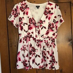 Gorgeous torrid 00 top has elastic mid way down flounce sleeves and tie up